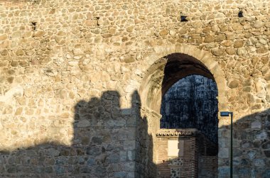 İspanya 'nın orta kesimindeki Castilla La Mancha, Talavera de la Reina kasabasındaki eski İslami kalenin ve savunma kompleksinin manzarası
