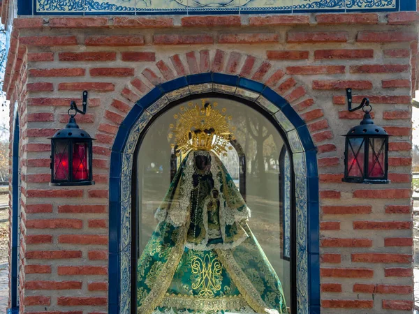 スペインのタラベラ レイナ 2021年12月19日 タラベラ レイナ カスティーリャ マンチャ州の町で2019年にオープンしたグアダルーペの聖母への記念碑 建築家馬によって作成されたTalaveraセラミックスで象眼されたMudejar寺院です — ストック写真