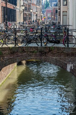 UTRECHT, NETHERLANDS - 23 AĞUSTOS 2013: Utrecht, Hollanda 'da kanal boyunca cadde manzarası