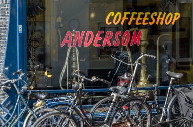 UTRECHT, NETHERLANDS - 23 Ağustos 2013 Utrecht, Hollanda 'daki bir kahve dükkanının cephesi