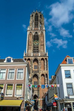 UTRECHT, NETHERLANDS - 23 Ağustos 2013: Utrecht, Hollanda 'da arka planda St. Martin' s Gotik katedrali olan renkli sokaklar