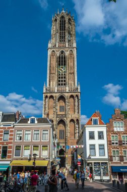 UTRECHT, NETHERLANDS - 23 Ağustos 2013: Utrecht, Hollanda 'da arka planda St. Martin' s Gotik katedrali olan renkli sokaklar
