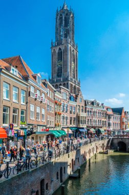 UTRECHT, NETHERLANDS - 23 Ağustos 2013: Utrecht, Hollanda 'da arka planda St. Martin' s Gotik katedrali olan renkli sokaklar