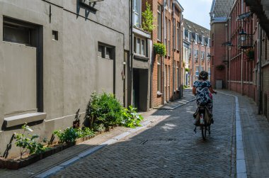 UTRECHT, NETHERLANDS - 23 Ağustos 2013: Utrecht, Hollanda 'da tipik mimari ve bisiklet süren insanların bulunduğu şehir manzarası