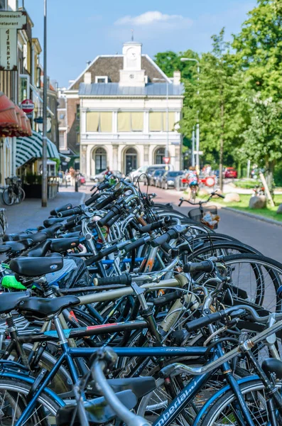 Utrecht Países Baixos Agosto 2013 Lotes Bicicletas Estacionados Uma Rua — Fotografia de Stock