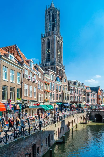 UTRECHT, NETHERLANDS - 23 Ağustos 2013: Utrecht, Hollanda 'da arka planda St. Martin' s Gotik katedrali olan renkli sokaklar