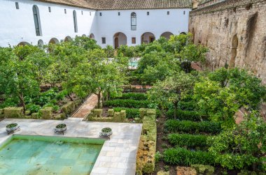 CORDOBA, SPAIN - 16 Şubat 2014: Güney İspanya 'da Cordoba, Endülüs' te bir ortaçağ kalesi olan Alcazar de los Reyes Cristianos 'un içindeki Moriscos (Mudejar Avlusu olarak da bilinir) avlusunun görüntüsü