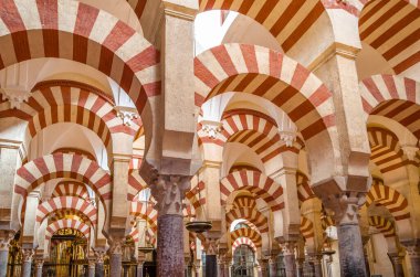 CORDOBA, İspanya - 15 Şubat 2014: Güney İspanya 'daki Cordoba, Endülüs Cami Katedrali' nin iç kısımlarında sütunlar ve çift katmanlı kemerler