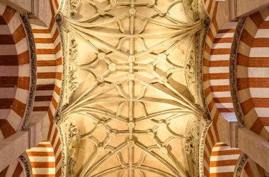 CORDOBA, İspanya - 15 Şubat 2014: Güney İspanya 'daki Cordoba, Endülüs Cami Katedrali' nin iç kısımlarında sütunlar ve çift katmanlı kemerler