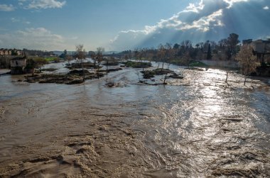 İspanya 'nın Cordoba kentindeki Roma köprüsünden Guadalquivir nehrinin manzarası