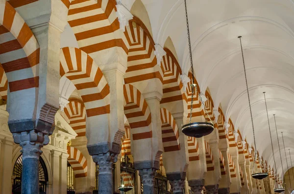 Cordoba Hiszpania Luty 2014 Kolumny Łuki Dwuwarstwowe Wnętrzu Meczetu Katedry — Zdjęcie stockowe