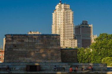 MADRID, İspanya - 23 Haziran 2013: Madrid, İspanya 'da Plaza de Espana ile Templo De Debod' un görüntüsü. Debod Tapınağı, 1968 yılında İspanya 'ya verilen eski bir Mısır binasıdır.