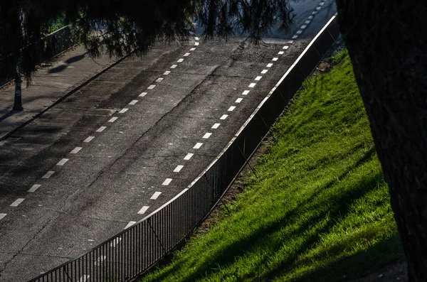 Fundo Uma Estrada Pavimentada Vista Parque — Fotografia de Stock