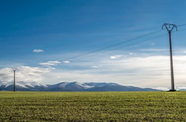 Sierra de Guadarrama dağ sırasının manzarası, Segovia, Kastilya ve Leon şehrinin dış mahallelerinden, İspanya