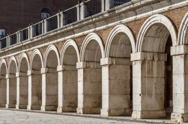 Mimari detay, sıralı sütunlar, ışık ve gölge etkisi