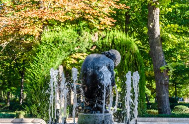 Madrid, İspanya 'da Aranjuez' de bir parkta çeşme.