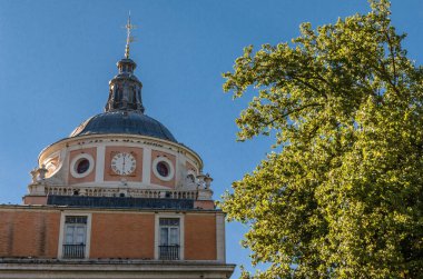 Aranjuez Kraliyet Sarayı, Madrid Topluluğu, İspanya, parktan görüldü.