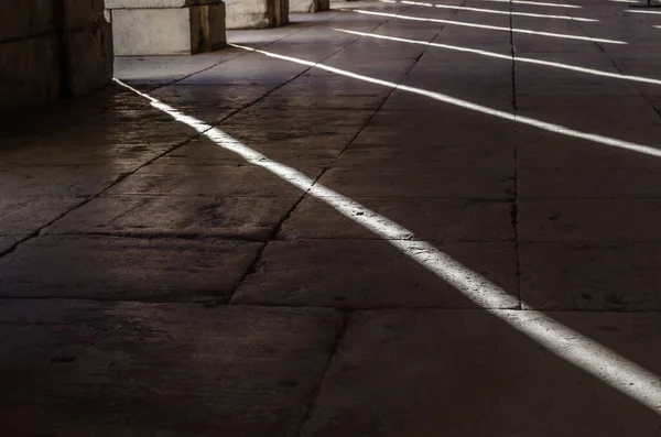 Arkitektonisk Detalj Alternerande Kolumner Skapa Ljus Och Skugga Effekt — Stockfoto
