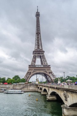 PARIS, FRANCE - 6 Temmuz 2014: Paris, Fransa 'daki Eyfel Kulesi' nin çevresindeki turistlerle birlikte görüntüsü