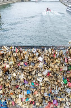 PARIS, FRANCE - 5 Temmuz 2014: Fransa 'nın Paris şehrinde ünlü bir köprüyü süsleyen asma kilitlerin ayrıntıları