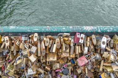 PARIS, FRANCE - 5 Temmuz 2014: Fransa 'nın Paris şehrinde ünlü bir köprüyü süsleyen asma kilitlerin ayrıntıları