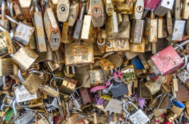 PARIS, FRANCE - 5 Temmuz 2014: Fransa 'nın Paris şehrinde ünlü bir köprüyü süsleyen asma kilitlerin ayrıntıları