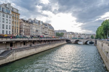 PARIS, FRANCE - 5 Temmuz 2014: Şehir manzarası, Fransa 'nın Paris kentindeki Seine nehrinin kıyısındaki binaların manzarası