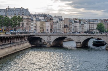 PARIS, FRANCE - 5 Temmuz 2014: Şehir manzarası, Fransa 'nın Paris kentindeki Seine nehrinin kıyısındaki binaların manzarası