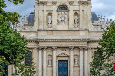 Fransa, Paris 'te bir kilise cephesi