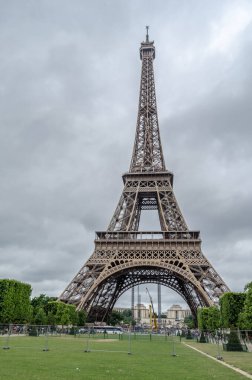 Paris, Fransa 'daki Eiffel Kulesi manzarası, Şanzelize de Mars' tan