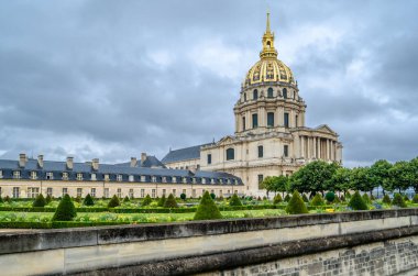 Paris, Fransa 'nın önemli bir simgesi olan Dome des Invalides manzarası