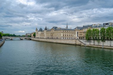 Şehir manzarası, Paris, Fransa 'daki Seine nehrinin kıyısındaki binaların manzarası.