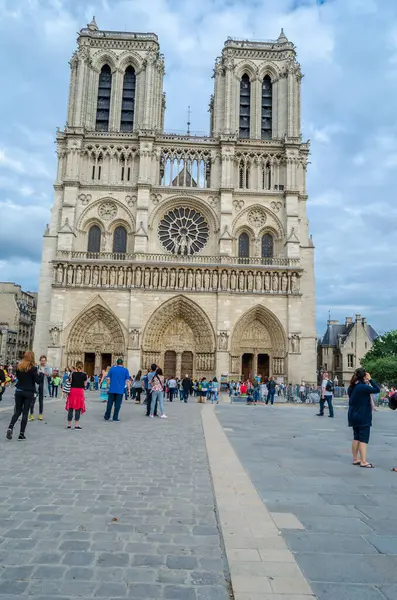 Paris Francja Lipiec 2014 Turyści Placu Przed Katedrą Notre Dame — Zdjęcie stockowe