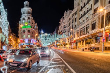MADRID, İspanya - 20 ARALIK 2013: Madrid, İspanya 'da Gran Via' nın gece manzarası, trafik ve Noel ışıkları