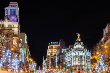 MADRID, İspanya - 20 ARALIK 2013: Madrid, İspanya 'da Gran Via' nın gece manzarası, trafik ve Noel ışıkları