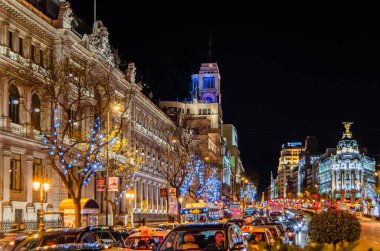MADRID, İspanya - 20 ARALIK 2013: Madrid, İspanya 'da Gran Via' nın gece manzarası, trafik ve Noel ışıkları