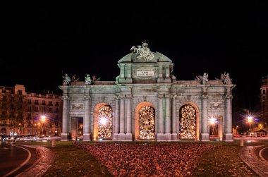 Puerta de Alcala, İspanya Madrid 'de Noel ışıklarıyla süslenmiş bir anıt.