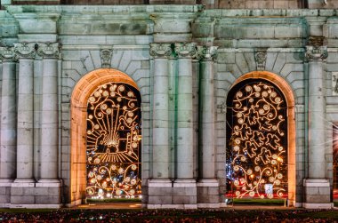 Madrid 'deki Puerta de Alcala anıtı, Noel ışıklarıyla süslenmiş.