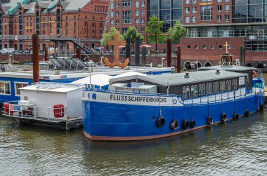 HAMBURG, GERMANY - 7 Temmuz 2014: Hamburg 'daki bir Protestan kilisesi olan Flussschifferkirche' nin görüntüsü 1906 'da Weser nehrinde bir mavna üzerine inşa edildi.