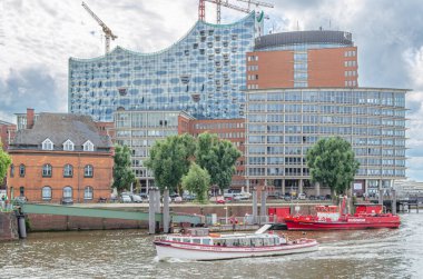 HAMBURG, GERMANY - 7 Temmuz 2014: Elbphilharmonie (Elbe Filarmoni Salonu) inşaatı sırasında, 2014 yılında. Hamburg, Almanya 'da 2017 yılında açılan bir konser salonu. Modern bina İsviçreli mimarlık firması Herzog & de 