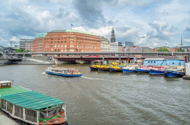 HAMBURG, GERMANY - 7 Temmuz 2014: Hamburg limanındaki gemilerin görüntüsü, Kuzey Almanya