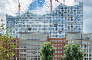HAMBURG, GERMANY - 7 Temmuz 2014: Elbphilharmonie (Elbe Filarmoni Salonu) inşaatı sırasında, 2014 yılında. Hamburg, Almanya 'da 2017 yılında açılan bir konser salonu. Modern bina İsviçreli mimarlık firması Herzog & de 