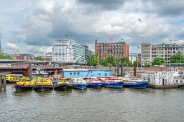 HAMBURG, GERMANY - 7 Temmuz 2014: Hamburg limanındaki gemilerin görüntüsü, Kuzey Almanya