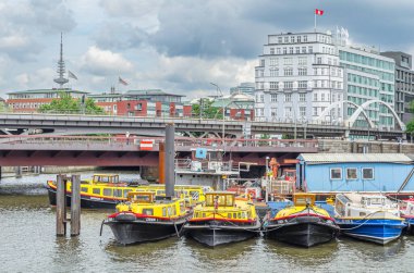 HAMBURG, GERMANY - 7 Temmuz 2014: Hamburg limanındaki gemilerin görüntüsü, Kuzey Almanya