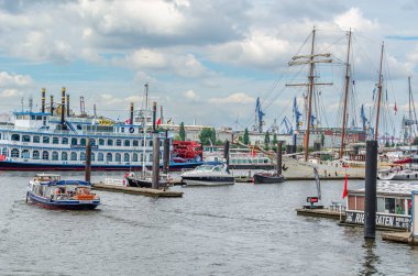HAMBURG, GERMANY - 7 Temmuz 2014: Hamburg limanındaki gemilerin görüntüsü, Kuzey Almanya