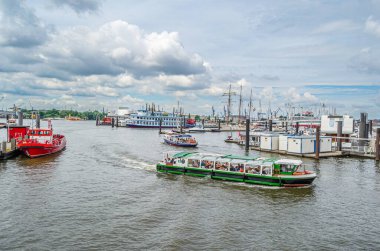 HAMBURG, GERMANY - 7 Temmuz 2014: Hamburg limanındaki gemilerin görüntüsü, Kuzey Almanya