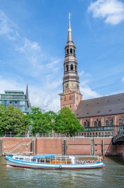 HAMBURG, GERMANY - 7 Temmuz 2014: Hamburg limanındaki gemilerin görüntüsü, Kuzey Almanya