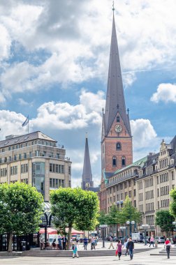 HAMBURG, GERMANY - 7 Temmuz 2014: Şehir manzarası, bir meydan, sokaklar ve Hamburg, Kuzey Almanya 'da bir kilise manzarası