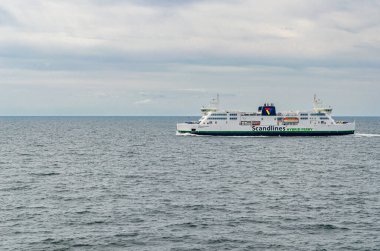 PUTTGARDEN, GERMANY - 7 Temmuz 2014: Danimarka ile Almanya arasındaki Rodby Puttgarden feribot rotasını işleten Scandlines feribot şirketi feribotu
