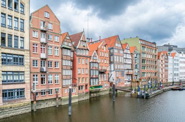 Hamburg, Kuzey Almanya 'daki bir kanal boyunca uzanan binaların manzarası